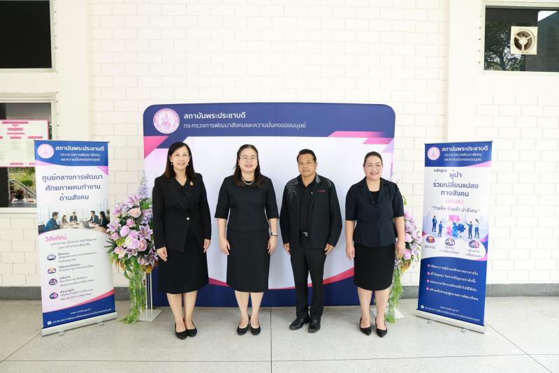 นางเตือนใจ คงสมบั�