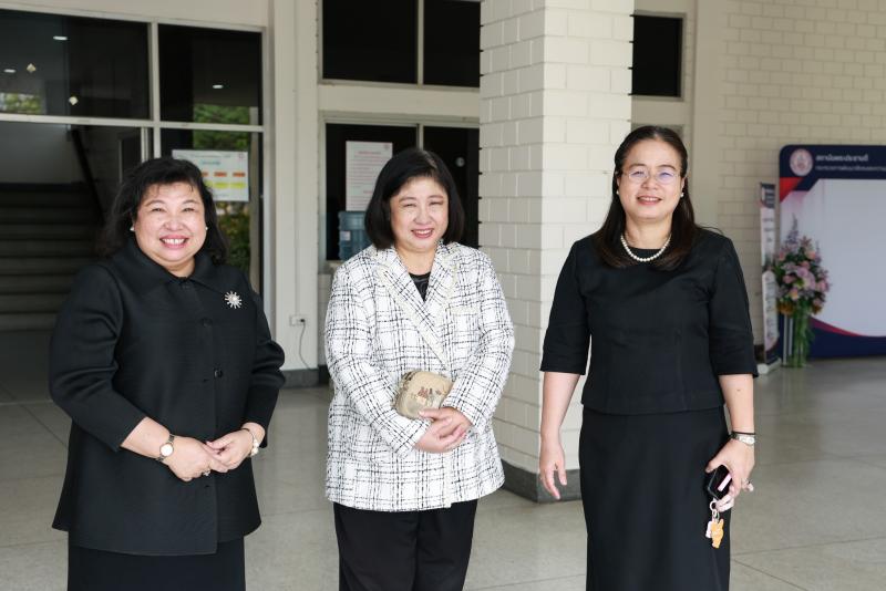 นางเตือนใจ คงสมบั�