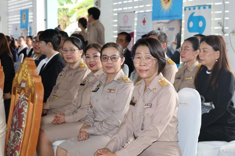 รมว.พม. ลงพื้นที่จ�