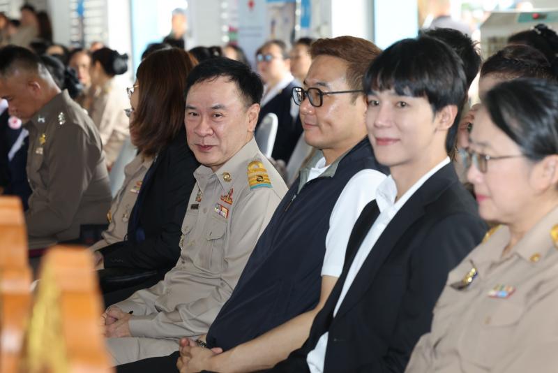 รมว.พม. ลงพื้นที่จ�