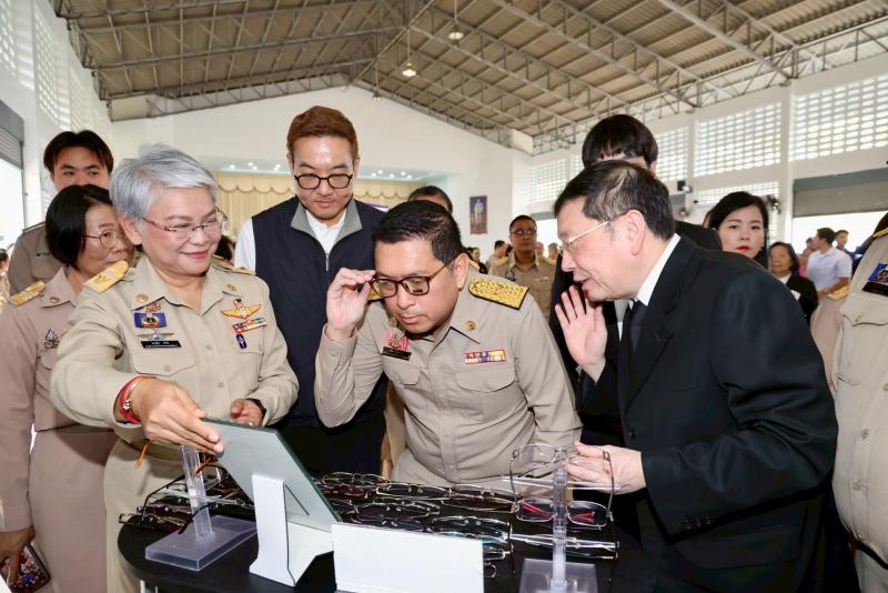 รมว.พม. ลงพื้นที่จ�