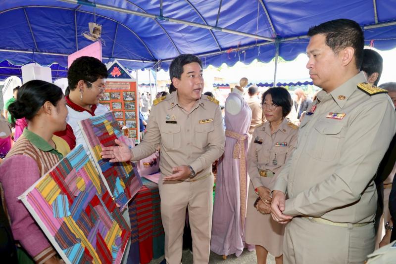 รมว.พม. ลงพื้นที่จ�