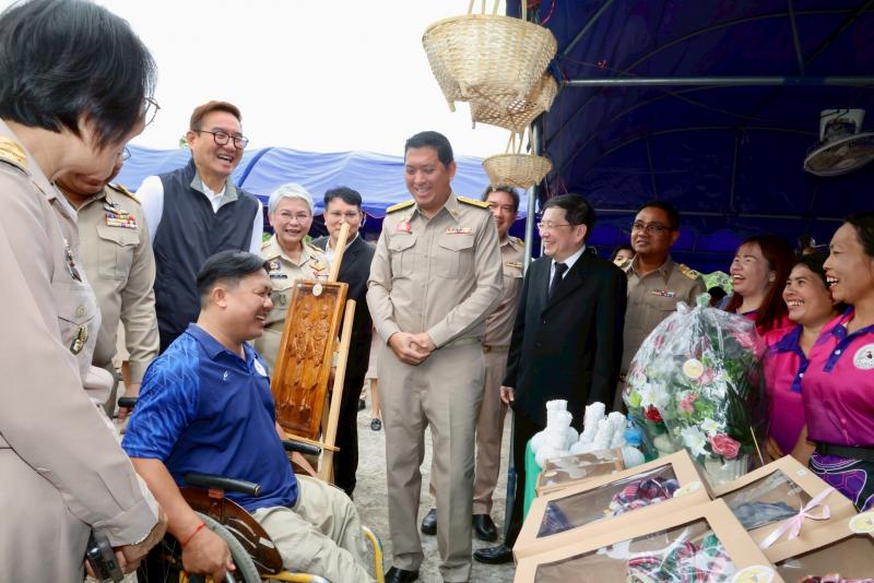 รมว.พม. ลงพื้นที่จ�