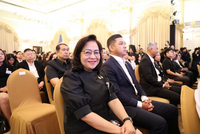 นางเตือนใจ คงสมบั�