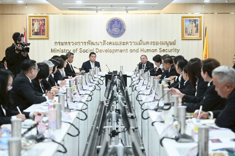 "นิกร" รมว.พม. รั�