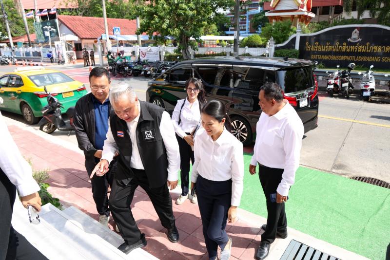รมว.พม. ลงพื้นที่โ�