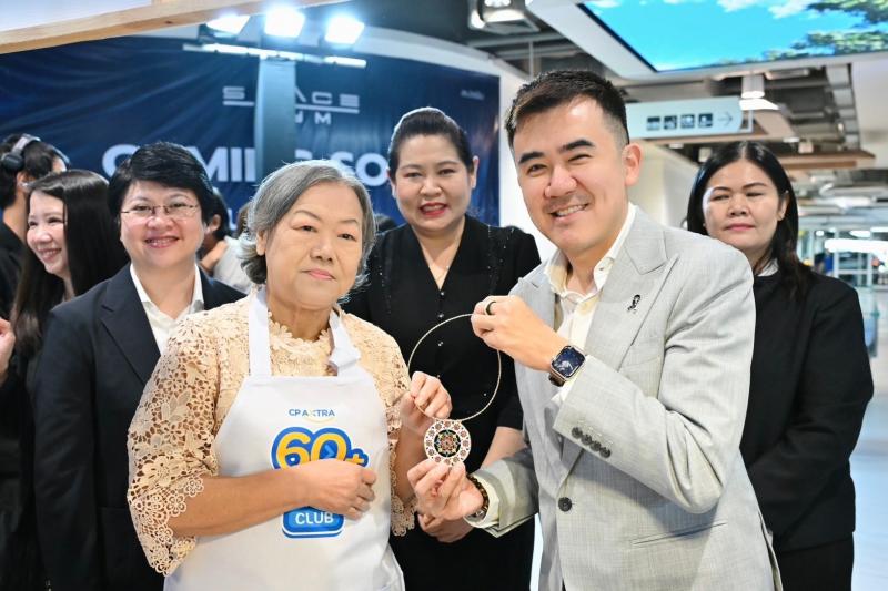 นายชนินทร์ รุ่งธน�