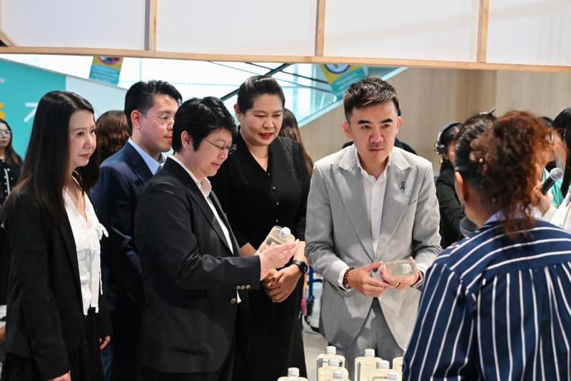 นายชนินทร์ รุ่งธน�