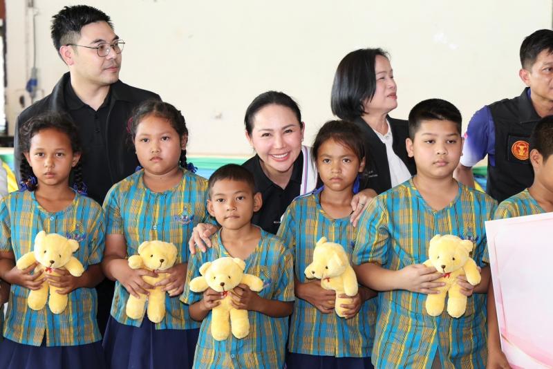รมว.พม. พร้อมด้วย ร�