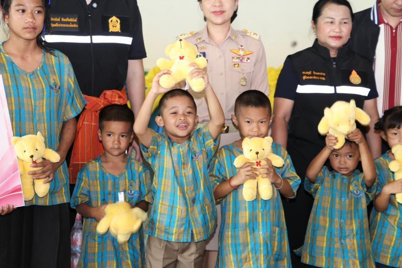 รมว.พม. พร้อมด้วย ร�