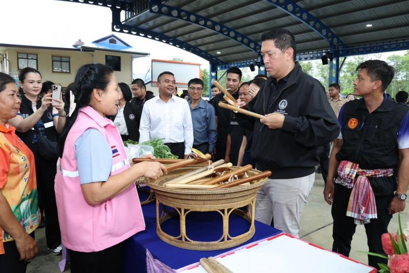 รมว.พม. เป็นประธาน�