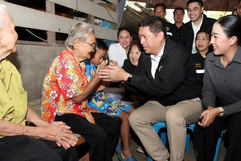 รมว.พม. ลงพื้นที่อ�