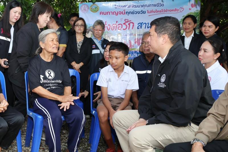 รมว.พม. ลงพื้นที่อ�