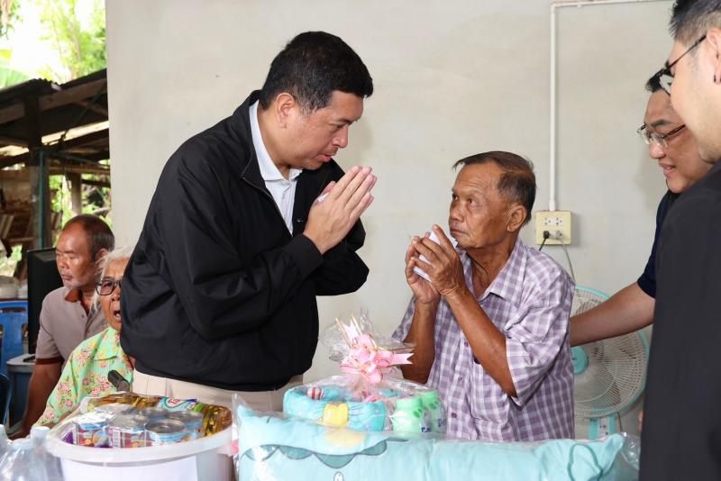 รมว.พม. ลงพื้นที่อ�