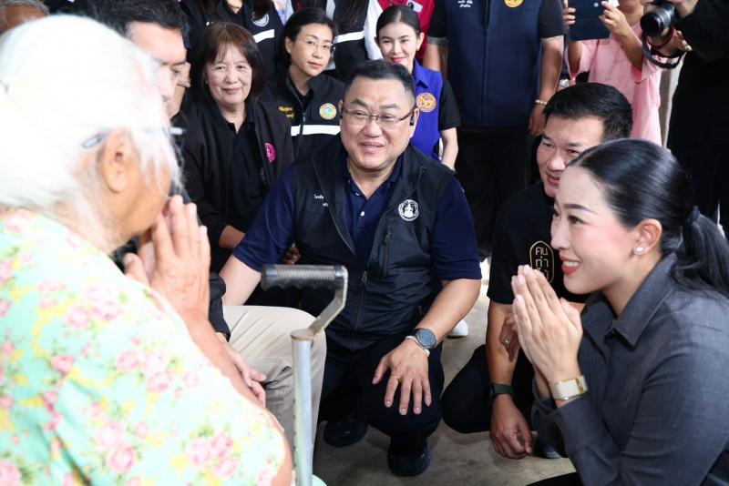 รมว.พม. ลงพื้นที่อ�