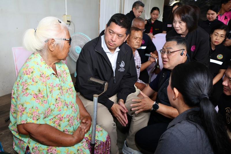 รมว.พม. ลงพื้นที่อ�