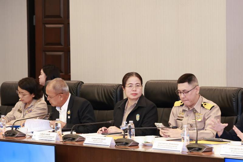 นางเตือนใจ คงสมบั�