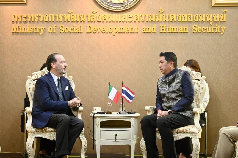 รมว.พม. ให้การต้อน�