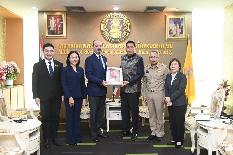 รมว.พม. ให้การต้อน�