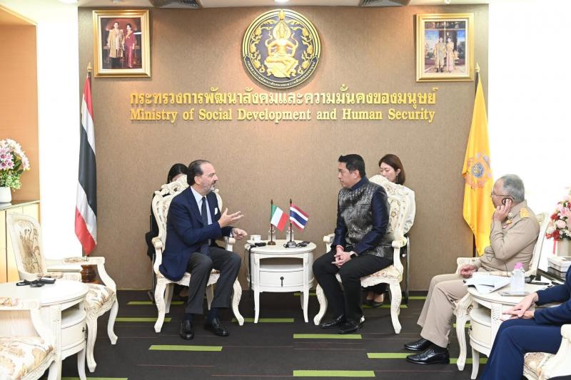 รมว.พม. ให้การต้อน�
