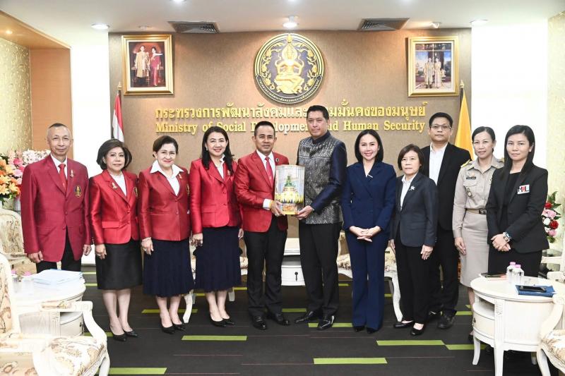 รมว.พม. ให้การต้อน�