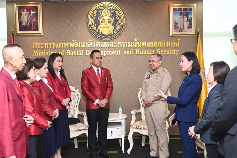 รมว.พม. ให้การต้อน�