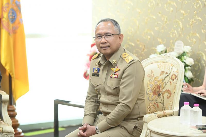 รมว.พม. ให้การต้อน�