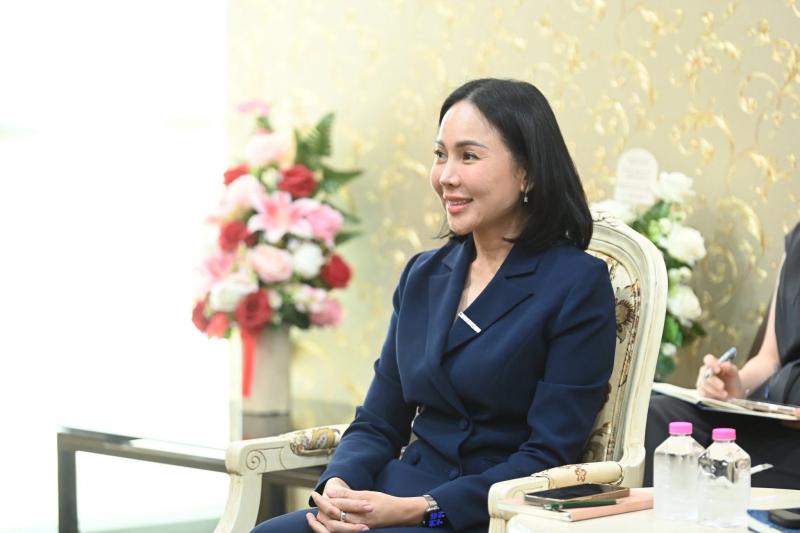 รมว.พม. ให้การต้อน�