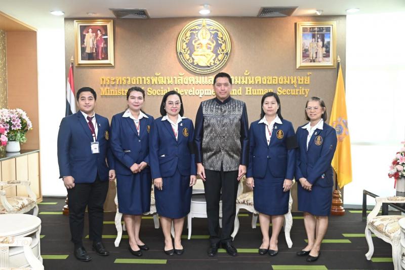 รมว.พม. ให้การต้อน�