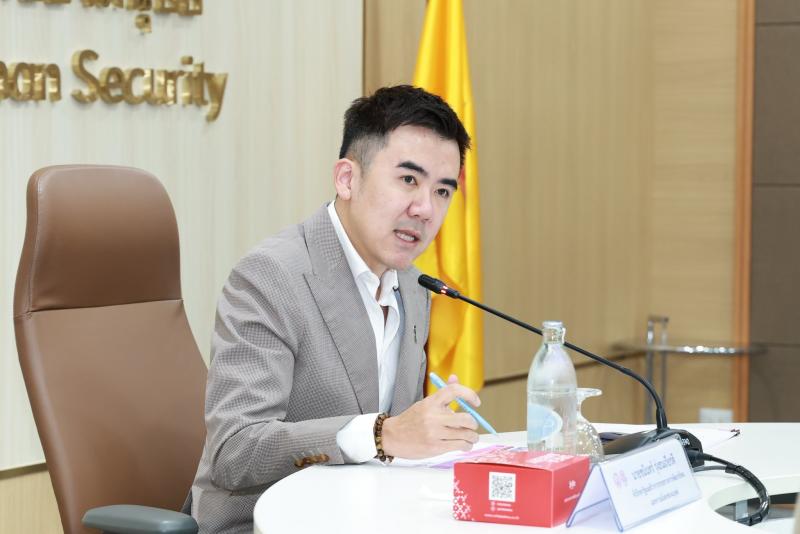 นายชนินทร์ รุ่งธน�