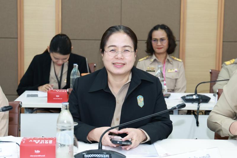 นายชนินทร์ รุ่งธน�