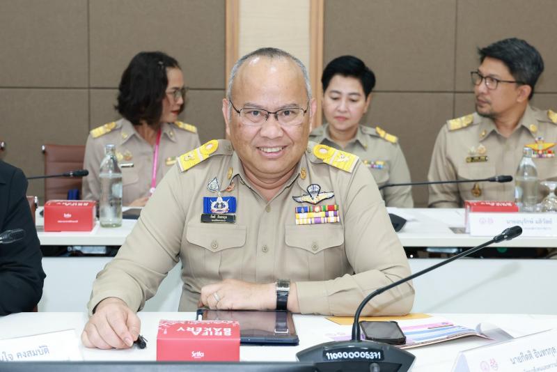 นายชนินทร์ รุ่งธน�