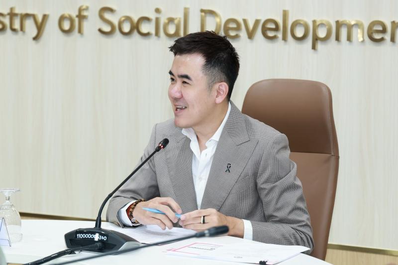 นายชนินทร์ รุ่งธน�
