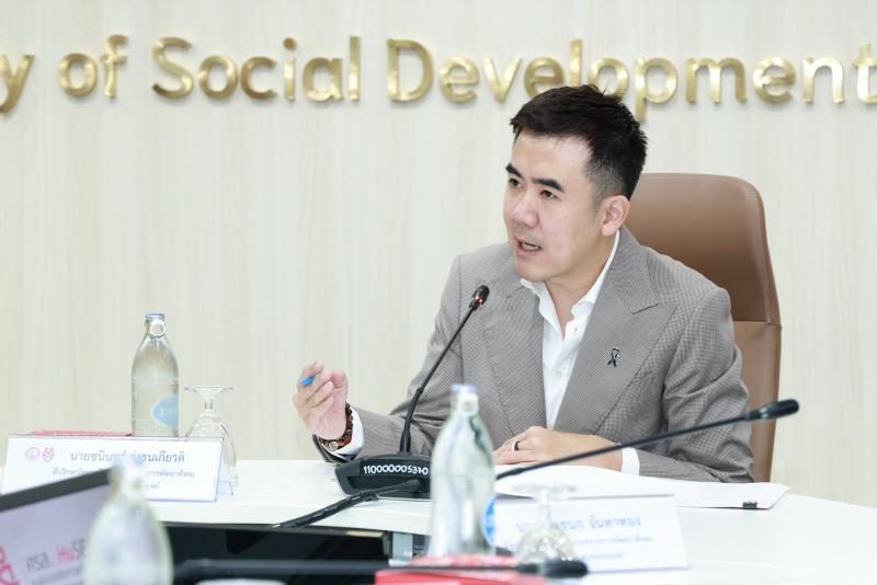 นายชนินทร์ รุ่งธน�