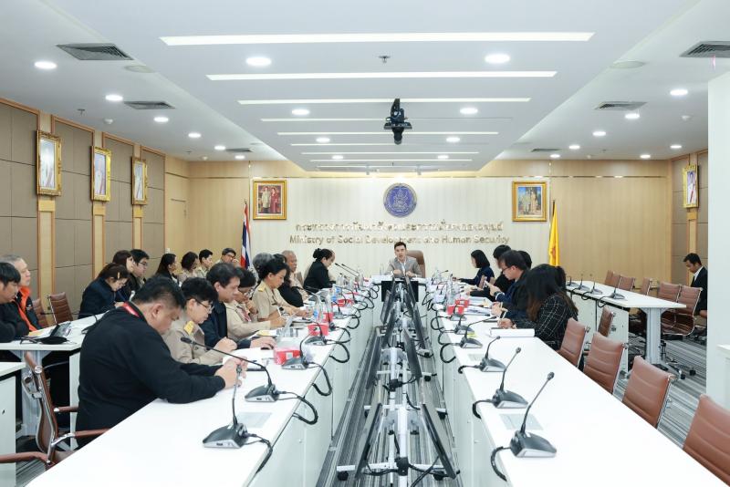 นายชนินทร์ รุ่งธน�