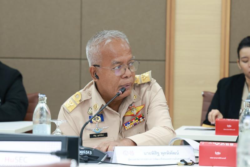 นายชนินทร์ รุ่งธน�