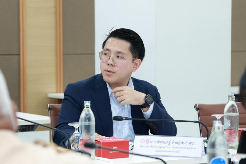 นายชนินทร์ รุ่งธน�