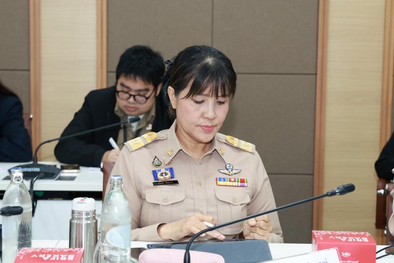 นายชนินทร์ รุ่งธน�