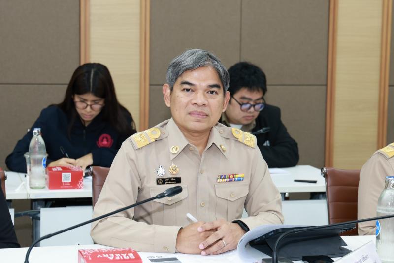 นายชนินทร์ รุ่งธน�