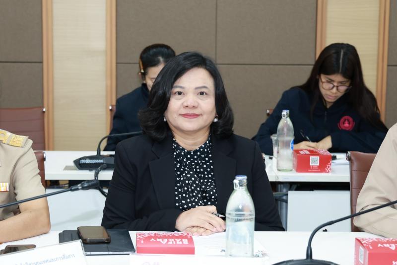 นายชนินทร์ รุ่งธน�