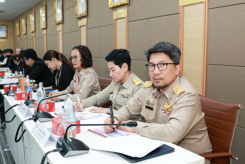 นายชนินทร์ รุ่งธน�