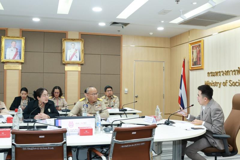 นายชนินทร์ รุ่งธน�