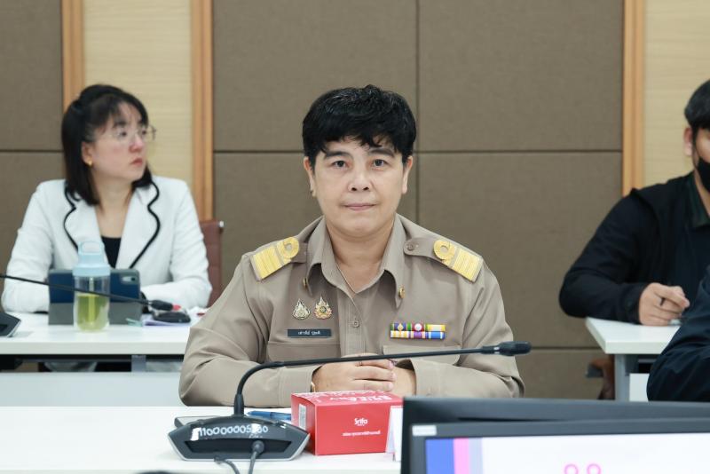 นายชนินทร์ รุ่งธน�