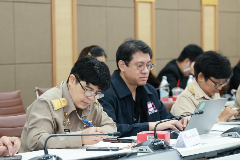 นายชนินทร์ รุ่งธน�