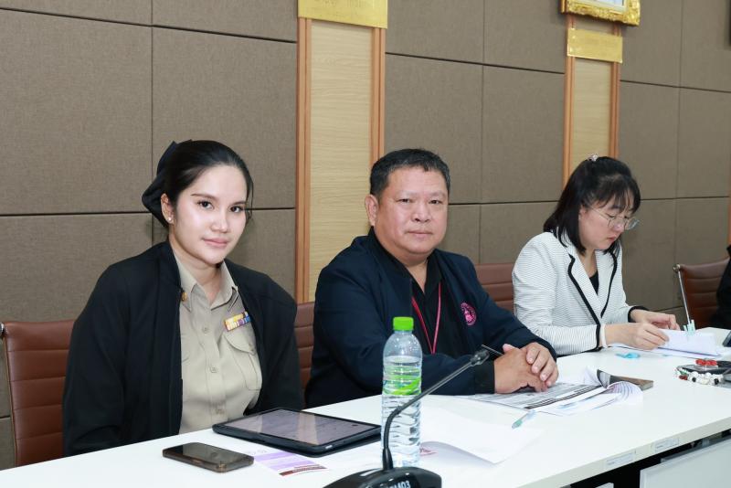 นายชนินทร์ รุ่งธน�