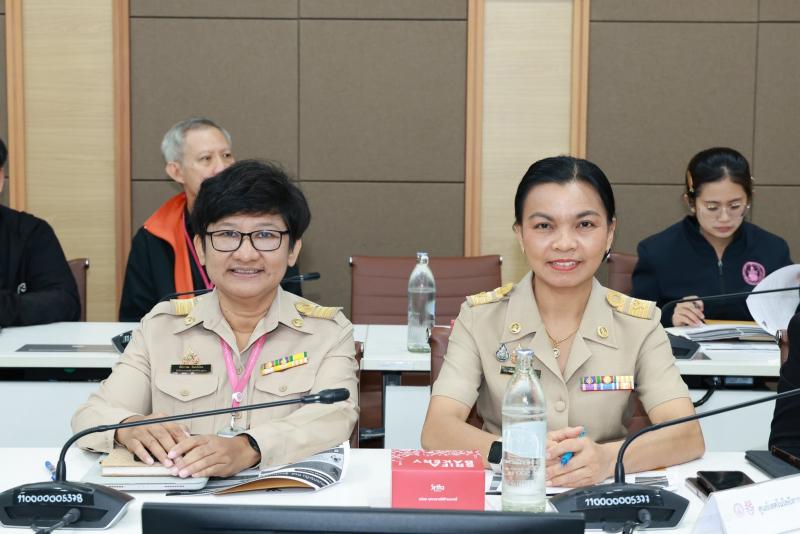 นายชนินทร์ รุ่งธน�