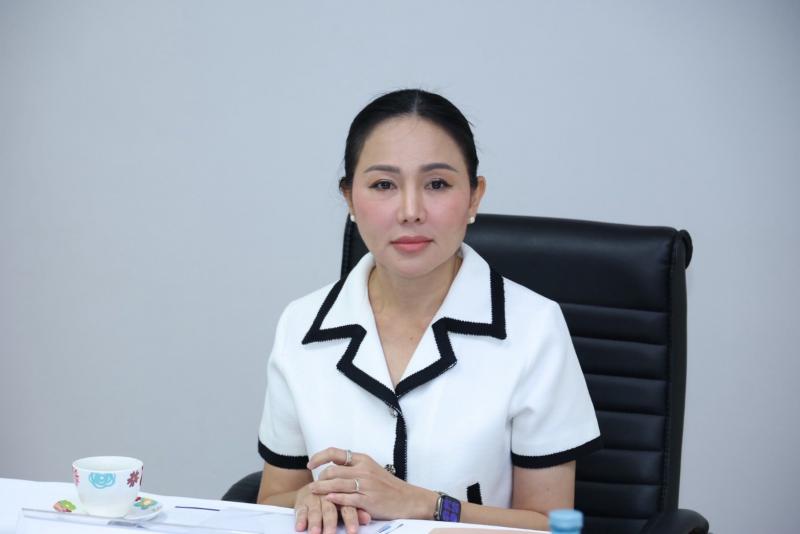 นางสาวชนก จันทาทอ�