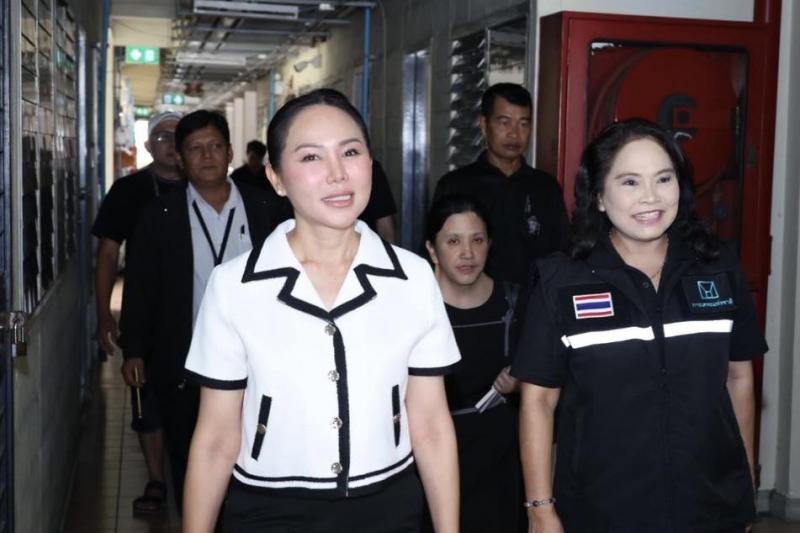นางสาวชนก จันทาทอ�
