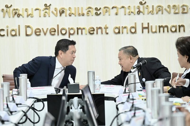 รมว.พม. ให้การต้อน�