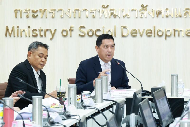 รมว.พม. ให้การต้อน�